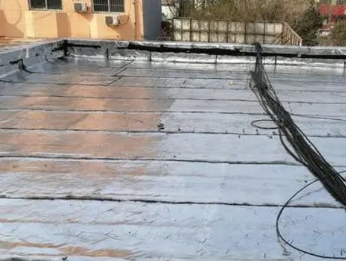 无棣卫生间漏水维修公司分享下无棣屋面楼顶防水刚性防水层施工要点。